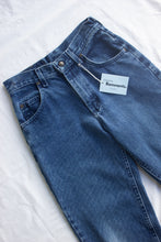 Load image into Gallery viewer, Vintage Darkwash Jeans (XXS-XS)
