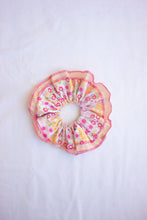 Load image into Gallery viewer, Scrunchie - Pink Floral 🌸
